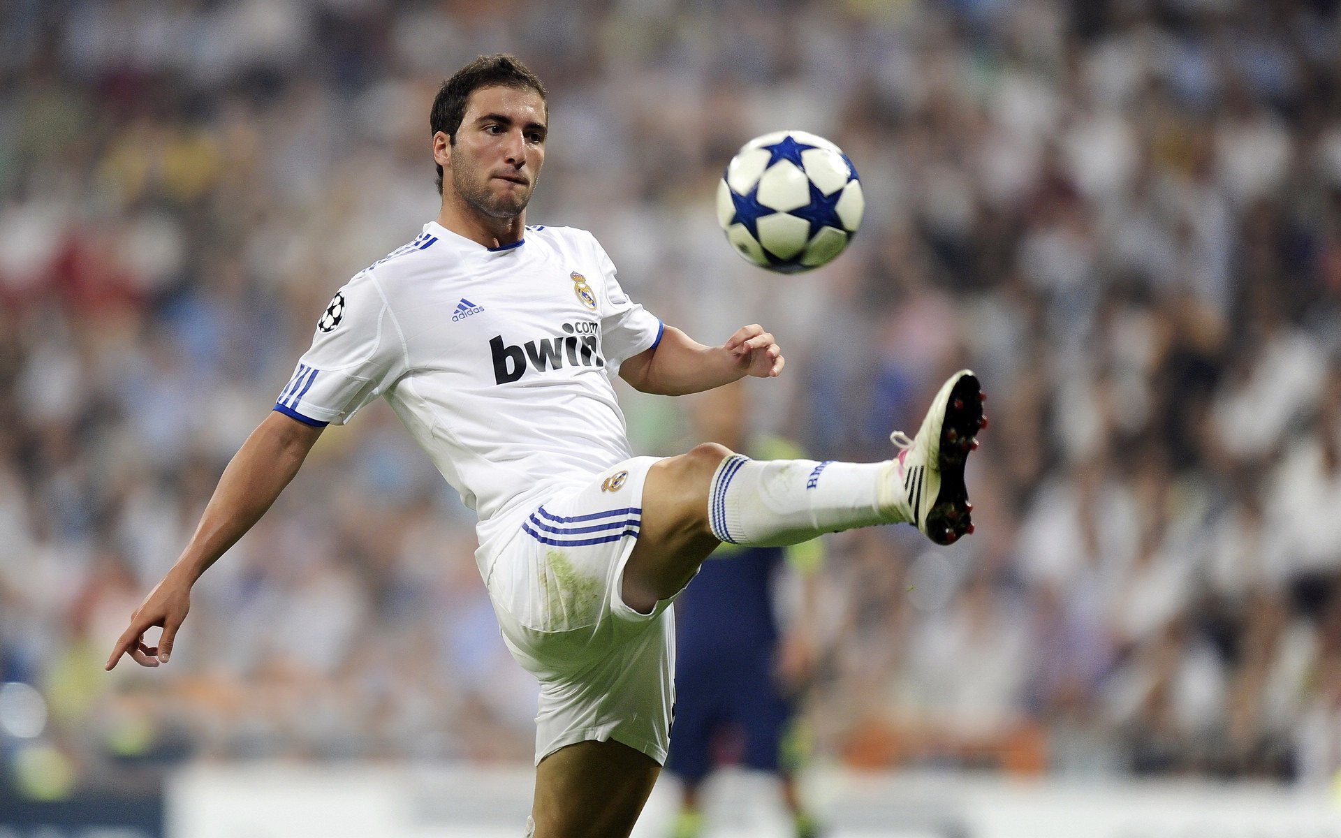 上海上港球员贡献关键进球，帮助球队取胜，上海上港球队队员